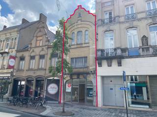In de Ooststraat te Roeselare bevindt zich deze handelseigendom te koop van 101m² gelegen in het beste stuk van de winkelstraat. Winkel van 70m²...
