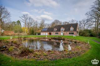 Riante gerenoveerde pastorij woning met ruime inkomhal, leefruimte op parket met open ingerichte keuken, bureel, 4-5 slaapkamers, 3 badkamers,...