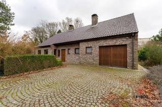 OPENDEURDAG 20/6/26 VAN 11 UUR TOT 12 UUR!<br /><br />Zalig wonen met zicht op het groen, elke dag opnieuw? Deze charmante en ruim opgezette villa ligt op een absolute topligging op de Rodeberg in Westouter, pal tegenover het bos. Hier geniet je in alle rust van een permanent vakantiegevoel, omringd door natuur én met vlotte bereikbaarheid naar Westouter, Ieper en Poperinge.<br /><br />Ruimte, licht en comfort<br />Binnenkomen doe je in een ruime inkomhal met vestiaire, gastentoilet en open traphal. De gezellige leefruimte van 46 m² baadt in het licht en kijkt uit op de tuin. Een open haard zorgt voor extra sfeer, terwijl het overdekte terras uitnodigt tot lange avonden buiten.<br /><br />Aansluitend vind je een uitgeruste keuken met toegang tot een tweede, zuidgericht terras. Op het gelijkvloers is er ook een polyvalente kamer die dienst kan doen als bureau of slaapkamer en verzorgde badkamer met tweede toilet.<br /><br />Genieten in de tuin en aan het zwembad.<br />De villa staat op een perceel van maar liefst 1.600 m² met een prachtige tuin, omringd door rust en groen. Het zwembad met filterinstallatie is een echte troef voor zomerse dagen. Via de oprit met hek kom je aan de ruime garage/wasplaats van ca. 40 m², met handige doorgang naar het terras. Verder is er nog een droge kelder.<br /><br />Bovenverdieping<br />Op de eerste verdieping zijn er drie ruime slaapkamers, elk met zicht op de tuin en omgeving.<br /><br />Troeven in een notendop:<br />✅ Unieke ligging aan het bos op de Rodeberg<br />✅ Ruime en lichtrijke villa met 4 slaapkamers<br />✅ Grote tuin met zwembad<br />✅ Instapklaar en onmiddellijk beschikbaar<br />✅ Domicilie mogelijk<br /><br />📞 Interesse? Contacteer Thijs:<br />📲 051 57 54 61<br />📧 | thijs@grouptrybou.be of friedel@grouptrybou.be
