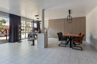 Deze multifunctionele handelsruimte is gelegen in Dessel met een goede zichtbaarheid en vlotte bereikbaarheid uit de omliggende gemeenten.<br /><br />Het pand heeft een aparte inkom en beschikt over eigen sanitair. Met een oppervlakte van 42 m² biedt het pand veel mogelijkheden. In de kelder er is nog opbergruimte aanwezig.<br /><br />Vooraan zijn er 2 parkeerplaatsen voorzien voor het handelspand. <br /><br />Huurprijs: €750/maand | beschikbaarheid: 01/01/2026 | EPC: label D