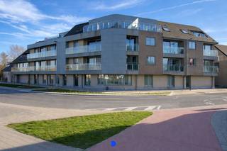 Ruim appartement op de 1° verdieping van 'Residentie Rumbeke Statie' met 2 slaapkamers en 2 terrassen!Indeling:Inkom met gastentoilet.Badkamer met...