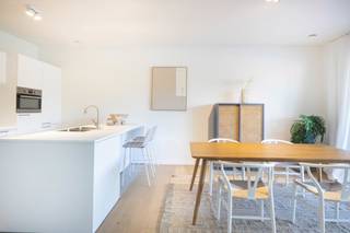 <p><span><strong>VILVOORDE</strong></span> - Dit appartement met 2 slaapkamers ligt in de fase Waterzicht en biedt royale volumes en een ideale indeling voor een gezinsleven. Het maakt deel uit van het grootschalige project 4 Fonteinen en ligt in een rustige, groene en autovrije omgeving, maar toch dicht bij Brussel.</p>
<p>De ruime woonkamer met open keuken vormt een gezellige leefruimte, die wordt verlengd door een privéterras met uitzicht op het water of de gemeenschappelijke tuinen. De 2 slaapkamers bieden comfort en privacy, allemaal met duurzame materialen en een eigentijdse afwerking.</p>
<p>De woning is uitgerust met vloerverwarming, dubbele ventilatie en uitstekende isolatie, wat het hele jaar door optimaal comfort garandeert.</p>
<p>Afhankelijk van de mogelijke keuzes, wordt het appartement opgeleverd of kunt u het personaliseren door uw afwerking te kiezen. Het wordt verkocht met de mogelijkheid om te profiteren van 6% btw. Dit appartement met 3 slaapkamers is een zeldzame kans om u te vestigen in een wijk in volle ontwikkeling, die levenskwaliteit en uitstekende bereikbaarheid combineert.</p>
<p>De oppervlakten zijn indicatief. Neem contact met ons op voor meer informatie.</p>