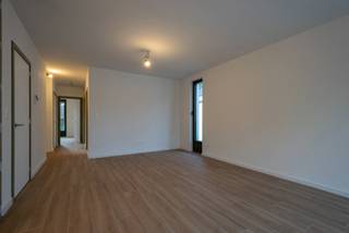 <p>Residentie “Gouwberg” omvat 6 kwalitatieve nieuwbouwappartementen met een ruim zuidgeoriënteerd terras.</p>
<p>De combinatie van moderne architectuur, hoogwaardige materialen en hedendaags wooncomfort maken dit project bijzonder aantrekkelijk voor wie comfortabel, energiezuinig en toekomstgericht wil wonen.</p>
<p><strong>APPARTEMENT 1.1 1<sup>STE</sup> VERDIEPING LINKS.<br /></strong><strong>Inkomhal</strong> op steenparket met gastentoilet en handenwasser.<br /><strong>Woonkamer</strong> op steenparket met open keuken en toegang tot het zonnige <strong>terras</strong>.<br /><strong>Keuken</strong> op steenparket voorzien van een inductiekookplaat, ingebouwde koelkast, diepvriezer, vaatwasser, combi-oven, dampkap, spoelbak en kookeiland.</p>
<p><strong>Berging/technische ruimte </strong>op tegel.<br /><strong>2 </strong>ruime<strong> slaapkamers</strong> op steenparket.<br /><strong>Badkamer</strong> met inloopdouche, dubbel lavabomeubel, spiegelkasten en aansluiting voor wasmachine en droogkast.<br />Gezellig deels <strong>overdekt</strong> <strong>terras</strong>.<br />Alle appartementen hebben toegang tot de <strong>gemeenschappelijke tuin</strong> en <strong>fietsenberging</strong>.<br /><strong>Verplicht bij aan te kopen van een autostaanplaats en ondergrondse kelderberging.</strong></p>
<p><strong>BIJZONDERHEDEN<br /></strong>Lift, schrijnwerk aluminium “Reynaers”, videofoon, individuele vloerverwarming via warmtepomp, zonnepanelen.</p>
<p><strong>POSITIEVE ASPECTEN<br /></strong>EPC-label “A”<br />Zéér goede bereikbaarheid<br />Ruim terras & slaapkamers<br />Ideale opbrengsteigendom<br />Fraai uitzicht op aangelegde tuin<br />Gelegen vóór het dorp van Schilde<br />Volledig afgewerkte appartementen<br />Mogelijkheid tot aankoop aan 6% btw</p>
<p><strong>PRIJZEN<br /></strong>Grondaandeel: € 109.725, -<br />Registratierechten (12%): € 13.167, -<br />Constructieaandeel: € 289.275, -<br />BTW (6%): € 17.357, -<br />___________________________________</p>
<p><strong>TOTAALPRIJS: € 429.524, -<br /></strong><strong><br />OF</strong></p>
<p><strong> </strong></p>
<p><strong>PRIJZEN<br /></strong>Grondaandeel: € 109.725, -<br />Registratierechten (12%): € 13.167, -<br />Constructieaandeel: € 289.275, -<br />BTW (21%): € 60.748, -<br />_______________________________<br /><strong>TOTAALPRIJS: € 472.915, -<br /></strong><strong>6% BTW MOGELIJK INDIEN:</strong></p>
<ul>
<li>de woonruimte minder dan 200 m² bedraagt.</li>
<li>u er minstens 5 opeenvolgende jaren blijft wonen.</li>
<li>het uw enige en eigen privéwoning betreft of verhuur voor minstens 15 jaar een privépersoon of vennootschap.</li>
<li>uw eigen woning binnen de 2 jaar na de aankoopakte verkocht wordt.</li>
</ul>
<p>(*) Prijzen exclusief notariskosten en aansluitingskosten nutsvoorzieningen.<br />(*) Prijzen exclusief aandeel in de kosten voor de basisakte.<br />(*) Prijzen exclusief inbouwkasten, dressingkasten en vestiairekast.</p>