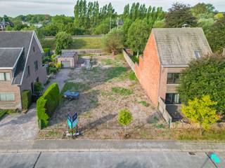 Deze bouwgrond van 670 m² bevindt zich in een rustige straat. De ligging is bijzonder gunstig met vlotte toegang tot openbaar vervoer, winkels...