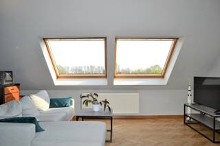 Graag stellen wij je dit lichtrijke dakappartement in residentie Amarillys voor.<br /><br />Het appartement is gelegen in een rustige en groene omgeving en omvat een inkomhal, een badkamer met douche, een apart toilet en een praktische ruimte met aansluiting voor een wasmachine en droogkast.<br /><br />Centraal bevindt zich de gezellige leefruimte met een open, volledig uitgeruste keuken en een aangename woonkamer die geniet van veel natuurlijk licht en een mooi uitzicht. Achteraan bevinden zich twee kamers: een ruime slaapkamer met ingemaakte kasten en een tweede kamer die perfect dienst kan doen als bureau, dressing of kinderkamer. Zowel de leefruimte als de slaapkamers zijn afgewerkt met een stijlvolle parketvloer.<br /><br />Verder beschikt het appartement over een praktische berging.<br /><br />Het appartement is bereikbaar via de trap, al kan je ook de lift nemen tot op de tweede verdieping. Van daaruit bereik je de derde verdieping via de trap.<br /><br />Bij het appartement hoort bovendien een ruime garage, inbegrepen in de huurprijs. Bewoners kunnen daarnaast genieten van het gemeenschappelijke tuintje.<br /><br />De ligging is een absolute troef: je woont er in een rustige en groene omgeving, terwijl je toch vlak bij het centrum en belangrijke invalswegen zoals de R8 en de E17 bent.<br /><br />Gemeenschappelijke kosten: 40 euro.<br />Vrij 1 oktober 2026.<br /><br />Waarom net dit aanbod overwegen?<br /><br />✔ aangename omgeving<br />✔ leuke verzichten<br />✔ knus ingericht<br />✔ perfect instapklaar<br />✔ veel lichtinval<br />✔ rustige residentie<br />✔ ruime garage<br /><br />Geïnteresseerd? Vul eenvoudig het contactformulier in en we nemen spoedig contact op.
