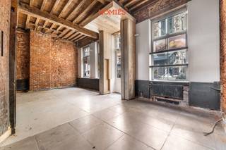 Gelegen in de welgekende Muntstraat, één van de meest levendige en drukbezochte straten in het historische centrum van Leuven, bevindt zich dit ruime handelspand op nummer 22. Dankzij de uitstekende ligging en de dagelijkse passage van studenten, inwoners en toeristen geniet het pand van een sterke commerciële zichtbaarheid. Het handelspand is verdeeld over verschillende verdiepingen en beschikt op het gelijkvloers over een handelsruimte met bar van ca. 70 m². Op de eerste verdieping bevinden zich twee afzonderlijke ruimtes van ca. 7 m² en 27 m², evenals een mannentoilet van ca. 5 m² en een vrouwentoilet van ca. 4,5 m². De tweede verdieping omvat een bijkomende ruimte van ca. 15 m² en een ruime berging van ca. 30 m². Daarnaast beschikt het pand over een kelder, die bijkomende opslagmogelijkheden biedt.Dankzij de bestaande bar, de ruime indeling en de verschillende nevenruimtes biedt het pand tal van mogelijkheden voor een commerciële of horecagerelateerde invulling. Huurprijs: € 3.500 per maand. Een interessante opportuniteit voor wie op zoek is naar een ruim handelspand op een absolute toplocatie in hartje Leuven. Neem gerust contact met ons op voor meer informatie of een bezichtiging via info@homies.be