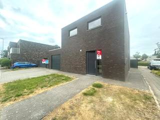 <strong>Moderne alleenstaande villa met 3 slaapkamers en garage.</strong><br /><br /><u>gelijkvoers:</u><br />inkom, apart toilet met lavabo, 1° berging, ruime living met open keuken, 2° koele berging en ruime garage<br /><u>verdiep:</u><br />3 ruime slaapkamers, badkamer en apart toilet<br /><br /><em><u>troeven:</u></em>
<ul><li>regenwaterput 10.000 liter</li><li>groot terras</li><li>EPC B (mits plaatsen zonnepanelen EPC A mogelijk)</li><li>centrale ligging (vlakbij scholen en winkels)</li><li>degelijke bouw met moderne look</li><li>reeds plateau voorzien voor tuinhuis</li></ul>