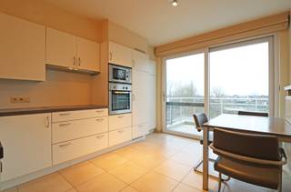 Lichtrijk appartement met 2 slaapkamers nabij centrum Pittem.<br /><br />Het appartement ligt op de tweede verdieping van de kleinschalige residentie De Koopman.<br /><br />We komen het appartement binnen via de lichtrijke leefruimte met aansluitend de open keuken en een wasplaats/berging. Via de nachthal bereik je de 2 slaapkamers, de badkamer en is er toegang tot de zolder. Achteraan bevindt zich een ruim zonneterras met luifel. Ook is er een carport aanwezig met aansluitend een ruime berging.