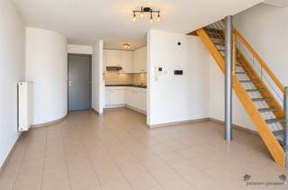 <p><span>Bienvenue dans ce magnifique appartement à la décoration moderne, situé au cœur de Leopoldsburg.</span></p><p><span> </span></p><p><span>L'appartement dispose d'une chambre spacieuse baignée de lumière naturelle grâce à sa grande lucarne, qui vous permettra de vous réveiller sous la douce lumière du matin. L'intérieur bénéficie d'une finition soignée, avec des couleurs neutres qui créent une ambiance rustique et accueillante.</span></p><p><span> </span></p><p><span>Le salon ouvert offre un cadre de vie très agréable avec beaucoup d'espace pour y disposer vos meubles et décorations préférés selon vos goûts. La cuisine moderne est équipée d'élégantes armoires laquées blanches avec des plans de travail en bois, d'une plaque de cuisson encastrée et d'une hotte aspirante. <br />L'agencement est pratique et fonctionnel, parfait pour un usage quotidien.</span></p><p><span> </span></p><p><span>La salle de bains dispose d’un système complet avec une installation de chauffage moderne de la marque Vaillant, vous permettant de profiter à tout moment d’eau chaude. Le local technique bénéficie d’une finition professionnelle, avec des tuyauteries apparentes et une installation de haute qualité.</span></p><p><span> </span></p><p><span>La terrasse conviviale, agrémentée de finitions en bois, constitue sans aucun doute l’un des points forts de l’appartement. C’est l’endroit idéal pour se détendre, profiter du grand air et recevoir ses amis et sa famille.</span></p><p><span> </span></p><p><span>L'appartement dispose par ailleurs de tous les équipements modernes, notamment d'un chauffage efficace et de fenêtres bien isolées. Saisissez dès maintenant cette opportunité unique à Leopoldsburg, avec tout le confort nécessaire à portée de main !</span></p>