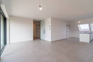 Dit prachtige dakappartement in Avelgem is een unieke kans voor iedereen die op zoek is naar een comfortabele en modern nieuwbouwappartement.Het...
