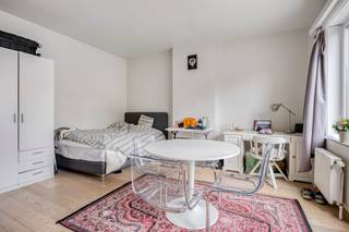 <p>Deze studio te huur aan de rand van het centrum van Leuven combineert een praktische indeling met een bijzonder interessante ligging, op korte afstand van het stadscentrum. Je komt binnen via de gemeenschappelijke inkomhal en bereikt vervolgens de studio met een ruime leefruimte die voldoende mogelijkheden biedt om een gezellige woon- en slaaphoek in te richten.</p><p> </p><p>In de leefruimte bevindt zich de kitchenette, voorzien van een dampkap, koelkast en kastruimte. Daarnaast kan je gebruikmaken van een gemeenschappelijke keuken, wat extra flexibiliteit biedt. De badkamer is uitgerust met een douche en er is een apart toilet aanwezig.</p><p> </p><p>De studio ligt aan de rand van het centrum van Leuven, waardoor winkels, horeca, diensten en het stadsleven gemakkelijk bereikbaar zijn. Tegelijk biedt de ligging een praktische uitvalsbasis voor wie in Leuven studeert of werkt en graag dicht bij het centrum verblijft.</p><p> </p><p>Verwarming en gemeenschappelijke kosten zijn inbegrepen in de huurprijs. Water, elektriciteit en internet zijn individueel te voorzien. De beschikbaarheid is bespreekbaar. Ben je op zoek naar een praktische studio in Leuven op een centrale locatie, neem dan gerust contact op voor meer informatie via www.living-stone.be! </p>