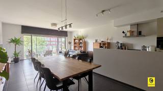 <p><span>Comfortabel wonen aan het water: Instapklaar appartement in Terhagen</span></p><p><span>Bent u op zoek naar een fijne plek om te wonen waar rust en comfort samenkomen? Dit verzorgde 2-slaapkamerappartement in Terhagen biedt u een unieke woonervaring aan het water. Met een praktische indeling, een zonnig terras en alle nodige faciliteiten binnen handbereik, is dit de ideale thuis voor wie houdt van kwaliteit en rust.</span></p><p><span> </span></p><p><span>Inkomhal & gastentoilet</span></p><p><span>U stapt het appartement binnen via een centrale inkomhal. Deze hal fungeert als de ideale buffer en verwelkomt u op een verzorgde manier. Hier vindt u ook een apart gastentoilet, wat zorgt voor extra privacy en gemak bij ontvangst van bezoek.</span></p><p><span> </span></p><p><span>Leefruimte & keuken</span></p><p><span>Vanuit de inkomhal bereikt u de leefruimte, het kloppend hart van de woning. Dankzij de open indeling geniet u hier van een heerlijk licht en luchtig gevoel. De moderne open keuken is naadloos geïntegreerd en volledig uitgerust. Naast de keuken vindt u bovendien een praktische, aparte berging ideaal voor extra voorraad of huishoudelijke zaken.</span></p><p><span> </span></p><p><span>Slaapkamers & badkamer</span></p><p><span>Het appartement beschikt over twee volwaardige slaapkamers. De masterbedroom is een absolute troef dankzij de slimme, ingemaakte kast die voor alle nodige opbergruimte zorgt. De badkamer is modern en comfortabel ingericht met een douche en een dubbel lavabomeubel, waardoor de ochtendspits in huis altijd vlot verloopt.</span></p><p><span> </span></p><p><span>Terras & parkeren</span></p><p><span>Een van de absolute pluspunten is het ruime en zonnige terras. Het is de perfecte plek om na een werkdag volledig tot rust te komen en te genieten van het uitzicht. Als bewoner hoeft u nooit te zoeken naar een parkeerplek: er is een overdekte autostaanplaats inbegrepen. Ook voor uw fietsen is er aan alles gedacht met de gemeenschappelijke, overdekte fietsenstalling.</span></p><p><span> </span></p><p><span>Huurprijzen & beschikbaarheid:</span></p><p><span>Huurprijs: €1.200,00 / maand</span></p><p><span>Gemeenschappelijke kosten: €60,00 / maand</span></p><p><span>Plaatsbeschrijving: € 250,00 - eenmalig</span></p><p><span>Beschikbaar: 01/09/2026</span></p><p><span> </span></p>
