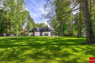 <p><strong>Exclusieve, Volledig Gerenoveerde Villa op een Prachtige Locatie in Schilde</strong></p>
<p>Met trots stellen wij u deze uitzonderlijke, volledig gerenoveerde villa voor, gelegen op een prachtig hoekperceel in het idyllische en residentiële 's-Gravenwezel, vlak bij het centrum van Schilde. Deze unieke woning bevindt zich in een rustige doodlopende straat, op wandelafstand van scholen, openbaar vervoer en winkels – de perfecte balans tussen privacy en bereikbaarheid.<br /><br /><strong>Architecturale Perfectie – Een Samenspel van Verleden en Toekomst</strong><br />De recente totaalrenovatie transformeerde deze villa tot een ware parel, waarbij karaktervolle elementen harmonieus samengaan met hedendaagse luxe en technologie. Elke ruimte vertelt een verhaal: zorgvuldig herontworpen met oog voor detail, kwaliteit en sfeer. Het resultaat is een woning van absolute topklasse, zowel technisch als esthetisch.</p>
<p><strong>Indeling </strong><br />Bij binnenkomst wordt u verwelkomd in een stijlvolle inkomhal met vestiaire en gastentoilet. Van hieruit heeft u toegang tot een polyvalente ruimte, ideaal als bureau of tv-kamer, en een gezellige eetkamer.</p>
<p>De royale leefruimte biedt een prachtig uitzicht op de tuin en sluit naadloos aan op de spectaculaire leefkeuken, ondergebracht in een adembenemende glazen uitbouw. Deze keuken is volledig uitgerust met hoogwaardige toestellen en biedt een perfecte interactie met de buitenruimte – ideaal voor wie houdt van binnen-buiten leven.</p>
<p>Verder op het gelijkvloers is er een dubbele inpandige garage en een praktische berging</p>
<p><strong>Eerste Verdieping </strong><br />De elegante stalen trap leidt naar de eerste verdieping, waar vier ruime slaapkamers onder de indrukwekkende dakstructuren zijn ondergebracht. <br />De master suite is een waar toevluchtsoord, met ruimte voor een dressing, een luxueuze en-suite badkamer en een panoramisch zicht op de tuin.<br />Daarnaast:</p>
<ul>
<li>
<p>Eén slaapkamer met eigen douchekamer</p>
</li>
<li>Twee extra ruime slaapkamers</li>
<li>
<p>Extra badkamer met inloopdouche en dubbele wastafel</p>
</li>
<li>
<p>Apart toilet</p>
</li>
<li>
<p>Praktische waskamer</p>
</li>
</ul>
<p><strong>Buitenruimte – Uw Privé-Oase</strong><br />De riante tuin, omringd door volwassen bomen, biedt een oase van rust en privacy. Het ruime zonneterras vormt de ideale plek om te ontspannen, te genieten van lange zomerdagen of gasten te ontvangen in stijl. Er is een mogelijkheid om een zwembad te laten aanleggen.</p>
<p><strong><br />Bijzonderheden:</strong></p>
<ul>
<li>Totale, hoogwaardige renovatie</li>
<li>Verkoop onder registratie</li>
<li>EPC-label A</li>
<li>Vloerverwarming overal</li>
<li>Grote raampartijen voor optimale lichtinval</li>
<li>Hoogwaardige afwerking en maatwerkoplossingen</li>
<li>Buiten tafeltennis (voor zomer/winter)</li>
</ul>
<p></p>
<p>Voor meer informatie of een bezichtiging aan deze prachtige woning, neem contact met Sigalit via sigalit@reds.be of 0475668474</p>