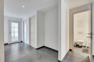 <p>Ontdek dit tweeslaapkamerappartement op de eerste verdieping van een verzorgd gebouw gelegen in Elsene. Dit lichtrijke appartement combineert comfort en een uitstekende ligging in een van de meest gegeerde wijken van Brussel. Bovendien beschikt het appartement over een gunstig <strong>EPC-label B!</strong> De leefruimte baadt in het natuurlijke licht dankzij de grote raampartijen die uitgeven op het ruime terras aan de achterzijde. Hier geniet u in alle rust van een open uitzicht en een groene omgeving. De leef- en eetkamer sluiten harmonieus aan op de volledig uitgeruste open keuken, voorzien van kwalitatieve toestellen en voldoende kastruimte. Het appartement beschikt over twee volwaardige slaapkamers met mooie lichtinval en een rustige sfeer. De volledig ingerichte badkamer is uitgerust met een dubbele lavabo en een ligbad met douchemogelijkheid. Daarnaast is er een apart gastentoilet en een praktische wasruimte. Verder geniet u van een terras waar u kan ontspannen, evenals toegang tot een gemeenschappelijke tuin, een zeldzame troef in deze buurt. Een privatieve berging en een parkeerplaats zijn inbegrepen in de huurprijs! Gelegen op toplocatie in Elsene, in de onmiddellijke nabijheid van winkels, openbaar vervoer, restaurants en belangrijke invalswegen, biedt dit appartement alles wat je nodig hebt. Een ideale opportuniteit voor wie op zoek is naar een kwalitatieve woonst of een waardevaste investering in Brussel. </p><ul><li><p><strong>Onmiddellijk beschikbaar </strong></p></li><li><p><strong>gemeenschappelijke kosten: €200/ maand </strong></p></li><li><p><strong>lift aanwezig!</strong></p></li><li><p><strong>Vraag uw bezoek uitsluitend aan via de website van Malines Group!</strong></p></li></ul>