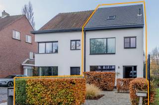 <p><span><span>Stijlvolle en volledig gerenoveerde woning, centraal gelegen nabij het centrum van Kapellen, met o.a. een lichtrijke leefruimte, moderne open keuken, 4 slaapkamers, ingerichte badkamer, wasplaats en kelder, op een zuidwest-georiënteerd perceel van ca. 350 m².</span></span></p><p><span><span> </span></span></p><p><span><span>INDELING</span></span></p><p><span><span> </span></span></p><p><span><strong>Gelijkvloers</strong></span></p><p><span><span>Via de inkomhal op authentieke trendy tegelvloer, bereikt u het gastentoilet met handenwasser en de ingebouwde vestiairekasten. De hal geeft toegang tot de lichtrijke leefruimte op parketvloer, ingedeeld in een gezellige zithoek met zicht op het verhoogde terras en de tuin, een eethoek, een bureauhoek en een moderne open keuken.</span></span><br /><span><span>De keuken met kookeiland is uitgerust met hoogwaardige toestellen: inductiekookplaat met dampkap, vaatwasser, dubbele spoelbak, koelkast, diepvriezer, oven en microgolf.</span></span></p><p><span><span> </span></span></p><p><span><strong>Eerste</strong><i><strong> </strong></i><strong>verdieping</strong></span></p><p><span><span>Een witte houten trap leidt naar de eerste verdieping, eveneens op parketvloer. Hier bevindt zich de badkamer op tegelvloer, voorzien van een toilet, ligbad met douchescherm en dubbele wastafel. Verder is er een ruime slaapkamer op parketvloer die momenteel als dressing wordt gebruikt, en een tweede slaapkamer. De wasplaats met lavabo en voorzieningen voor wasmachine en droogkast bevindt zich eveneens op deze verdieping.</span></span></p><p><span><span> </span></span></p><p><span><strong>Tweede verdieping</strong></span></p><p><span><span>Via een vaste witte houten trap bereikt u de tweede verdieping, waar zich nog twee slaapkamers op parketvloer bevinden, waaronder een ruime masterbedroom (ca. 26 m²) met plaats voor een dressing. Verder is er een aparte bergruimte met de recente CV-ketel op aardgas.</span></span></p><p><span><span> </span></span></p><p><span><strong>Kelder</strong></span></p><p><span><span>Onder de woning bevindt zich zowel een kelder als een kruipruimte .</span></span></p><p><span><span> </span></span></p><p><span><strong>Tuin</strong></span></p><p><span><span>De woning beschikt over een zuidwest-georiënteerde tuin op ca. 350 m². Vooraan is er een voortuin; achteraan een open verhoogd terras en een mooi aangelegde, volledig omheinde tuin.</span></span></p><p><span><span> </span></span></p><p><span><strong>Bijzonderheden</strong></span></p><p><span><span>- Centrale ligging nabij het centrum van Kapellen, winkels, horeca, scholen en openbaar vervoer</span></span></p><p><span><span>- Volledig gestript en gerenoveerd in 2013 met duurzame en kwalitatieve materialen</span></span></p><p><span><span>- Verdere vernieuwingen in ca. 2022-2023: dak, ramen, badkamer, CV-ketel, gedeeltelijke isolatie van spouwmuren,...</span></span></p><p><span><span>- Elektriciteit conform</span></span></p><p><span><span>- Asbestveilig/vrij</span></span></p><p><span><span>- Bijna overal voorzien van vliegenramen</span></span></p><p><span><span>- Zonnige zuidwest-georiënteerde en mooi aangelegde tuin</span></span></p><p><span><span> </span></span></p>