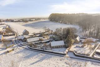 De Brokelaerestraat 25 is gelegen op de grens van Ronse en Ellezelles, met een magnifiek uitzicht op de omgeving. INDELING: Gelijksvloers: Inkomhal...