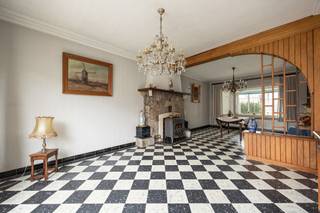 Te renoveren, vrijstaande woning met 3 slpks en veel potentieel op centrale ligging. EPC E-label.Ligging: centraal gelegen met scholen,...