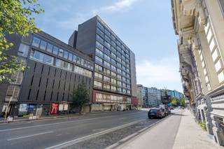 <p>Looking for a move-in-ready studio in bustling Antwerp? Ideal as an investment or a starter home!</p><p> </p><p>At Plantin en Moretuslei 8, you’ll find a pleasant home where comfort and a central location go hand in hand. A place that feels like home right away—just give it a little refresh and decorate it entirely to your own taste!</p><p>This 49 m² studio has a functional layout and offers everything you need.</p><p>The spacious living area creates a peaceful atmosphere, with the option to carve out a secluded corner to unwind. There’s also an open kitchen, keeping you connected to the light-filled living space. Additionally, there’s a separate bathroom with a tub, sink, and washing machine hookup. The toilet is also separate, which is practical when you have guests.</p><p>The space is used efficiently, allowing you to make the most of every square meter.</p><p>The property could use some updating, which means that with a small investment, you can renovate it entirely to your liking. Ideal for anyone looking for their first home, an investment property, or a convenient pied-à-terre in the city.</p><p>The property is currently rented out for 770 euros per month.</p><p>Highlights:</p><p>- 318 euros per quarter in common area fees, including heating and hot water!</p><p>- EPC = B, NO renovation required!</p><p>- Beautiful view of the church;</p><p>- Electrical system is up to code.</p><p> </p><p>The location on Plantin and Moretuslei is a real asset: you’re right in the heart of vibrant Antwerp, with shops, restaurants, and public transportation within walking distance. The access roads to the ring road and the city center are also nearby, making it easy to reach both the city and the surrounding municipalities.</p><p>Convinced? Schedule your visit through our website!</p>