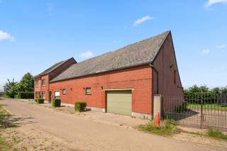 Unieke renovatiekans op uitzonderlijke locatie in Aarschot<br /><br />Op zoek naar een eigendom dat rust, privacy en een exclusieve ligging combineert met de mogelijkheid om uw droomwoning volledig naar eigen wens te realiseren? Dan is deze uitzonderlijke eigendom zonder twijfel een buitenkans, met de mogelijkheid een perceel landbouwgrond aan te kopen in de buurt van 100 meter van de woning, een perceel van bijna 2 hectare. <br /><br />Deze karaktervolle langgevelhoeve met een indrukwekkende gevelbreedte van maar liefst 23 meter bevindt zich op een werkelijk unieke locatie in Aarschot. Omringd door groen en natuur geniet u hier van een ongeëvenaarde rust en privacy, terwijl alle dagelijkse voorzieningen, het stadscentrum en de verbinding naar de autosnelweg richting Leuven en Brussel zich op korte afstand bevinden. Een zeldzame combinatie die slechts uitzonderlijk op de markt komt.<br /><br />De eigendom wordt aangeboden als een totaalrenovatieproject en biedt bijzonder veel potentieel. Een grote meerwaarde is dat de woning wordt verkocht inclusief een vergunde bouwvergunning en goedgekeurde plannen, waardoor u onmiddellijk aan de realisatie van uw droomproject kunt beginnen zonder lange administratieve procedures.<br /><br />Volgens de vergunde plannen wordt de woning omgevormd tot een exclusieve gezinswoning met een doordachte en hedendaagse indeling:<br /> 
<ul>
	<li>Ruime inkomhal</li>
	<li>Bureau of praktijkruimte</li>
	<li>Royale leefruimte met open keuken</li>
	<li>Garage</li>
	<li>Drie volwaardige slaapkamers</li>
	<li>Twee badkamers</li>
	<li>Diverse praktische berg- en leefruimtes</li>
</ul>
<br />De absolute blikvanger van deze eigendom zijn zonder twijfel de adembenemende vergezichten over de omliggende natuur. Dankzij de unieke inplanting geniet u dagelijks van een panoramisch uitzicht dat elk seizoen een ander decor biedt.<br /><br />TROEVEN: 
<ul>
	<li>Uitzonderlijke en rustige ligging</li>
	<li>Volledige privacy midden in het groen</li>
	<li>Indrukwekkende gevelbreedte van 23 meter</li>
	<li>Verkocht met vergunde bouwplannen</li>
	<li>Mogelijkheid om een exclusieve droomwoning te realiseren</li>
	<li>Drie slaapkamers en twee badkamers volgens vergunde plannen</li>
	<li>Vlotte verbinding naar Leuven, Brussel en belangrijke invalswegen</li>
	<li>Prachtige, blijvende natuurzichten</li>
	<li>Zeldzame eigendom met uniek karakter</li>
</ul>
Een eigendom voor wie geen genoegen neemt met het gewone en op zoek is naar een uitzonderlijke woonbeleving op een locatie die zelden beschikbaar komt.<br /><br />Interesse? info@lotemvastgoed.be | 0475 52 00 14<br />Ook uw woning verkopen? info@lotemvastgoed.be