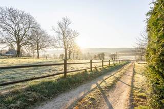 In de betoverende omgeving van Recht, bekend om zijn unieke ligging en microklimaat, bevindt zich deze charmante chalet op de Huppertzberg...