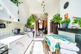 <p>🏡 EXCLUSIVITÉ – JOURNÉE PORTES OUVERTES LE DIMANCHE 13 SEPTEMBRE<br /><br />Ce dimanche 13 septembre, cette propriété est à visiter en exclusivité lors de notre journée portes ouvertes, de 13h à 14h. Venez la visiter, avec ou sans rendez-vous<br /><br />🏡 À VENDRE – Appartement 1 chambre à Schaerbeek – 245.000 € ✨<br /><br />📍 Rue Vandenbussche 11, 1030 Schaerbeek – Quartier Patrie / Bienfaiteurs<br /><br />Vous recherchez un appartement à vendre à Schaerbeek dans un quartier prisé ? Découvrez ce charmant appartement 1 chambre situé au 1er étage d'un élégant immeuble de style éclectique du début du XXe siècle.<br /><br />✨ Ses atouts :<br /><br />🔹 Appartement lumineux aux beaux volumes<br />🔹 1 chambre confortable + espace bureau/dressing<br />🔹 Séjour agréable avec le charme de l'ancien<br />🔹 Éléments de caractère : hauts plafonds, moulures et planchers d'époque<br />🔹 Petite copropriété à faibles charges<br />🔹 Compteurs individuels<br />🔹 Cave privative<br />🔹 Situation idéale à proximité immédiate des commerces, écoles et transports en commun<br />🔹 Une belle opportunité de personnaliser le bien selon vos envies<br /><br />📊 Informations techniques :<br /><br />🔸 Prix : 245.000 €<br />🔸 PEB : G<br />🔸 Installation électrique non conforme<br /><br />📍 À quelques minutes de l'OTAN, du Quartier Européen, de la place Dailly, du parc Josaphat et des principaux axes de Bruxelles.<br /><br />💡 Que vous soyez à la recherche de votre première acquisition ou d'un investissement immobilier à Bruxelles, cet appartement offre un beau potentiel dans l'un des quartiers les plus recherchés de Schaerbeek.<br /><br />📞 Infos et visites :<br />Rebecca Hallal<br />We Invest Bruxelles-Europe<br />📱 Tél. : +32 472 12 62 42 | ☎️ 02 478 67 49<br />📧 Email : rebecca.hallal@weinvest.be<br /><br />📩 Contactez-nous dès aujourd'hui pour obtenir plus d'informations ou planifier une visite.<br /><br />🔍 Découvrez également nos autres biens à vendre à Schaerbeek, Bruxelles et dans les quartiers Patrie, Bienfaiteurs, Dailly et Plasky sur weinvest.be.<br /><br />Envie d'en voir plus ? Découvrez toutes les propriétés à visiter en exclusivité ce 13 septembre → https://weinvest.be/fr-BE/search?at=Bruxelles&c=4.35121%2C50.8551&t=place&exclusive=1&src=seo-landing</p>