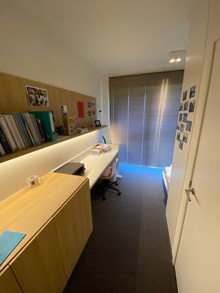 Welkom in deze verzorgde en comfortabele studentenkamer.<br /><br />De kamer is louter voor individueel gebruik en is bemeubeld met een bed, bureau, stoel, boekenrek, kleerkast en lamellen. Daarnaast beschikt de kamer over eigen sanitair met douche en toilet, evenals koud en warm water en een internetaansluiting via netwerkkabel.<br /><br />In het gehuurde goed zijn de volgende (nuts)voorzieningen/diensten aanwezig, dewelke gedeeld moeten worden met de andere bewoners: ingerichte keuken, gezellige living, fietsenbergplaats, tv-aansluiting, centrale verwarming en schoonmaak van de gemeenschappelijke delen.<br />Huurprijs 675 € + 75 € provisie nutsvoorzieningen<br /><br />Enkel voor studenten.<br />Contacteer ons gerust voor meer informatie of een bezoek ter plaatse.