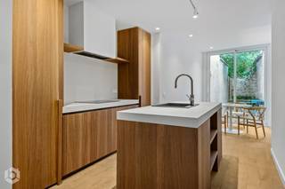 De recent gerenoveerde woning bevindt zich op een uitstekende locatie nabij het centrum van Mechelen en Dijle. U bevindt zich hier in een rustige straat, op wandelafstand van winkels, sportmogelijkheden, eet-en drankgelegenheden, scholen en het openbaar vervoer. <br /><br />We betreden de woning via de inkomhal. De knappe open keuken is meteen de eye-catcher en is voorzien van de voornaamste toestellen. Aansluitend heeft u de lichtrijke eetkamer, van daaruit heeft u toegang tot de stadstuin. Verder beschikt u op het gelijkvloers over een bureau met heel wat opslagmogelijkheden . Op de eerste verdieping heeft u toegang tot de gezellige woonkamer en badkamer, uitgerust met een douche, toilet en dubbele lavabo. Daarnaast heeft u hier ook aansluiting voor wasmachine en droogkast. Ten slotte zijn er op de tweede verdieping 2 slaapkamers, waarvan één met aansluitend een ruim terras. Hier heeft u uitzicht op de Sint-Romboutskathedraal. <br /><br />De woning is onmiddellijk beschikbaar.<br /><br />U dient een bezoekaanvraag in te dienen via het zoekertje op onze website via de knop "vraag bezoek aan".<br /><br />Dit is een uitstekende opportuniteit als u op zoek bent naar een woning met stadstuin tuin op een rustige locatie in centrum Mechelen. Contacteer ons voor meer informatie of neem een kijkje op www.boonstravastgoed.be. <br /><br />Bijzonderheden:<br />- Stadstuin<br />- Uitstekende locatie<br />- Terras met mooi uitzicht