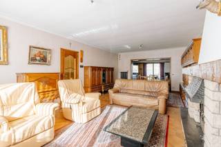 <p>In het centrum van Vremde staat deze karaktervolle, te renoveren woning met een uitzonderlijk grote tuin die meteen uitnodigt om buiten te leven. De keuken biedt een mooi zicht op de tuin. De leefruimtes hebben een warm en open gevoel. Naast de keuken bevindt zich een aparte wasplaats met douchekamer, en aansluitend een inpandige garage. De woning beschikt over drie volwaardige slaapkamers en een ruime badkamer. Daarbovenop is er nog een handige zolder, die mits aanpassing ook nog kan dienen als hobbyruimte of bijkomende kamers. </p><ul><li>EPC-label C</li><li>Ruime tuin</li><li>inpandige garage</li></ul>