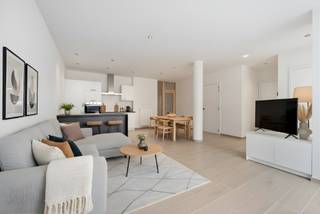 Prachtig nieuwbouwappartement van 87.70 m² , heel RUIM terras met een oppervlakte van 28.03 m² te koop.<br />Dit appartement bestaat uit een leefruimte met open moderne en volledig geïnstalleerde keuken, 2 slaapkamers , een badkamer met inloopdouche, ruime berging en een apart toilet. <br />Verkoop onder btw stelsel. Mogelijkheid om een ruime berging bij te kopen aan 6000 euro.