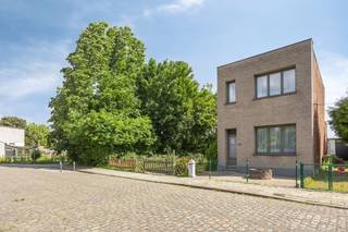 Unieke vrijstaande woning met rondom rond enkel open ruimte. LET OP: deze percelen zijn GEEN eigendom.<br />De woning bestaat uit een voortuin, inkom, living, keuken, berging, toilet, uitbouw en veranda. <br />Achter de woning is er een klein tuintje welk nog kan vergroot worden door de veranda af te breken. De achterliggende grond kan gehuurd worden.<br />Op de eerste verdieping zijn er 2 slaapkamers en een bureauruimte en een ingerichte badkamer.<br />Onderaards is er een handige kelder voorzien.