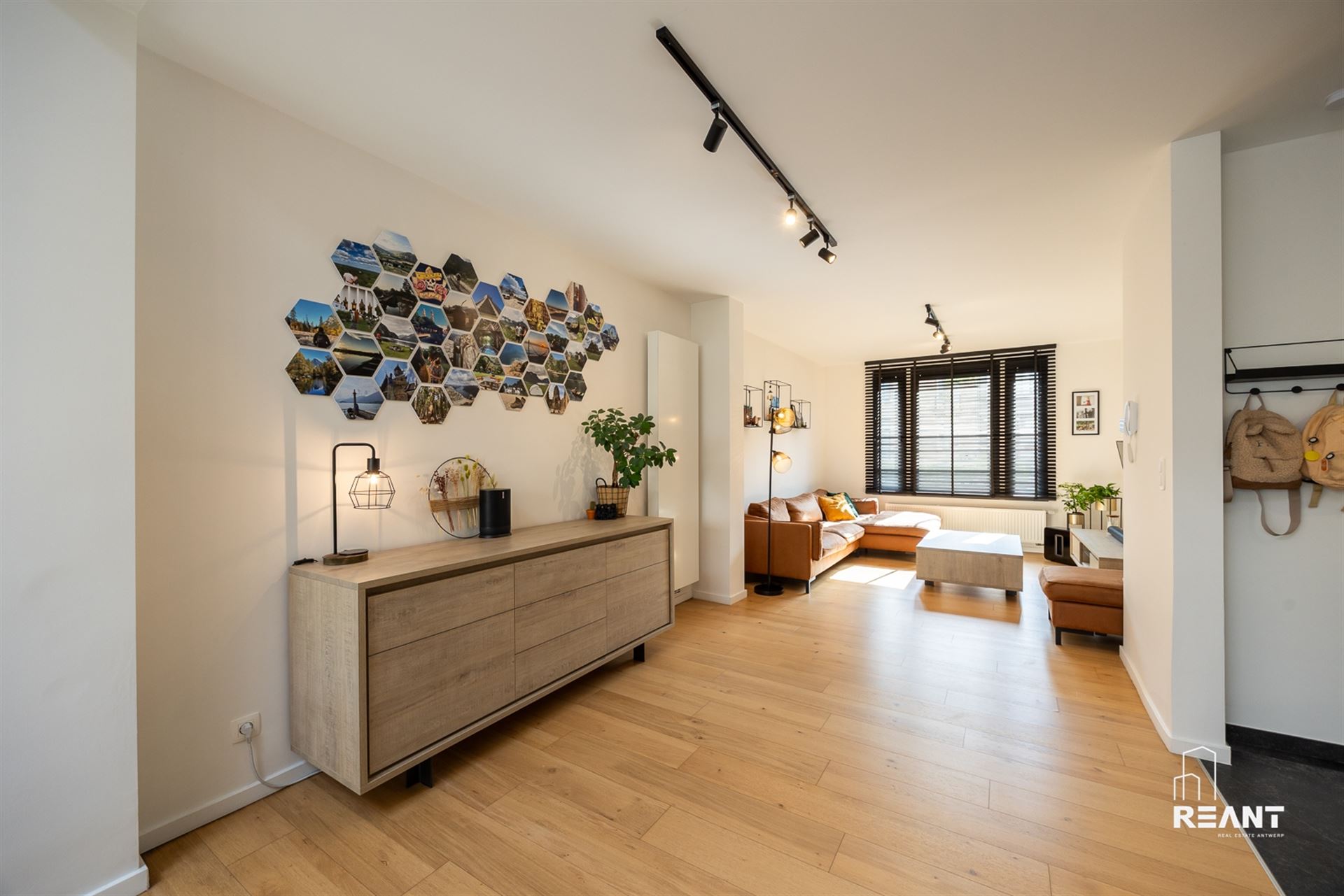 Gezinswoning met 4 Slaapkamers, Oprit en Zonnige Tuin - foto 3