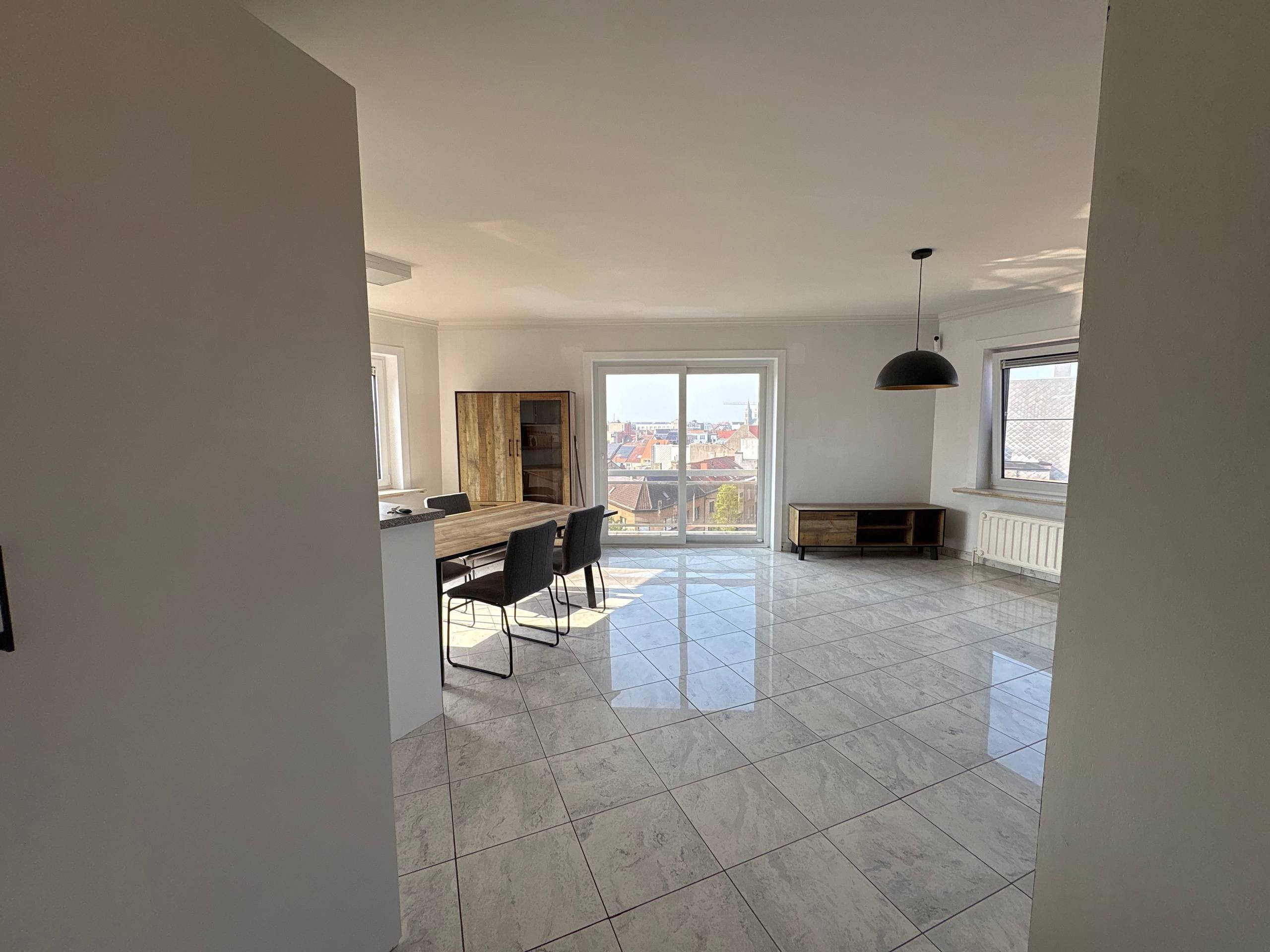 Lichtrijk appartement met 2 slaapkamers en zonnig terras te Oostende! - foto 4