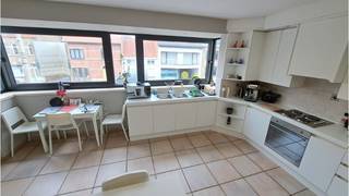 Ruim Duplex-Appartement met 3 slaapkamers, 2 TERRASSEN en TUIN op een uitstekende ligging in Sint-Andries, vlakbij winkels en met een vlotte verbinding naar de Expresweg en het centrum van Brugge. ** + Energielabel B! ** + Geen syndic kosten ! ** + Bewoonbare oppervlakte : 188 m² ** + Uitstekende mobiscore 9 op 10! ** ** Omvat een inkom, lichtrijke leefruimte, ingerichte keuken, berging, 3 slaapkamers, badkamer met ligbad, 2 terrassen en een tuin. ** #leukwonen #sintandries #brugge ** ** Beschikbaar 1 november 2026
