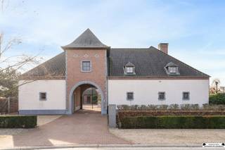 <p><span><strong>Villa exclusive sur un terrain de près de 2000 m² au centre de Loenhout</strong></span></p><p><span>Au cœur de<span> </span> Loenhout, un village connu pour son atmosphère chaleureuse, vous trouverez cette spacieuse villa, construite en 2007, avec une surface habitable de pas moins de 550 m². Grâce à sa situation très centrale, vous ne profiterez pas seulement du calme et du charme, mais aussi d'un accès facile. Les écoles, les magasins, les transports publics et les principales voies d'accès se trouvent à proximité.</span></p><p><span>Outre les vastes espaces de vie au rez-de-chaussée, cette propriété compte pas moins de quatre chambres spacieuses, trois salles de bains, un dressing, des espaces de rangement supplémentaires et une très grande cave. De plus, il y a une dépendance. Enfin, les deux garages permettent de garer les voitures en toute sécurité à l'intérieur.</span></p><p><span><strong>Plan</strong><strong> du rez-de-chaussée</strong></span></p><p><span>Le spacieux hall d'entrée mène au salon, inondé de lumière. A côté se trouve la véranda avec de grandes baies vitrées. La cuisine, cœur battant de la maison, est équipée d'appareils électroménagers de grande qualité. Par exemple, les amateurs de cuisine apprécieront sans aucun doute la cuisinière à gaz de la marque<span> </span><span>Boretti</span><span> </span>.</span></p><p><span>La première salle de bains est équipée de toilettes, d'un lavabo et d'une douche. La buanderie dispose des équipements nécessaires et c'est également là que se trouve l'ascenseur. La propriété est en grande partie souterraine et accessible par un escalier fixe. Le sous-sol est divisé en trois pièces de rangement, une pièce aménagée en bar/cinéma à domicile et une cave à vin.</span></p><p><span><strong>Aménagement du premier étage</strong></span></p><p><span>L'impressionnant escalier en pierre mène au premier étage. Celui-ci comprend quatre chambres spacieuses, dont la chambre principale d'une superficie d'environ 24,5 m², avec un sol stratifié et une salle de bains attenante avec baignoire, double lavabo, douche à l'italienne et toilettes.</span></p><p><span>Les autres chambres ont des finitions similaires et des surfaces d'environ 31,5 m², 20 m² et 28 m². Il y a également un dressing avec des armoires encastrées et un débarras supplémentaire où se trouve également l'accès à l'ascenseur. Le grenier est accessible par un escalier fixe et sert actuellement d'espace de stockage.</span></p><p><span><strong>Espaces extérieurs:</strong></span><br />La<span>propriété dispose de deux garages séparés, dont l'un a une superficie d'environ 36 m². L'autre a une superficie d'environ 20 m². Dans le jardin se trouve une dépendance qui sert actuellement de salle d'entraînement et comprend deux salles de loisirs.</span></p><p><span>Le jardin est entièrement clos et a été récemment réaménagé, avec notamment un bel étang. Avec son orientation sud-ouest, vous profiterez de ce bel endroit verdoyant non seulement à l'intérieur, mais aussi à l'extérieur.</span></p><p><span> </span></p><p><span><strong>Détails :</strong></span></p><p>-<span><span> </span></span><span>Label EPC</span> favorable<span>: Label B (chaudière modernisée, 28 panneaux solaires, verre HR, ...)</span></p><p>-<span><span> </span></span><span>Contrôle électrique conforme</span></p><p>-<span><span> </span></span><span>Très grand espace de vie</span></p><p>-<span><span> </span></span><span>Dépendance polyvalente</span></p><p>-<span><span> </span></span><span>Puits d'eau de pluie</span></p><p>-<span><span> </span> Accessible à</span><span>tous grâce à la présence d'un ascenseur</span></p><p><span>Voulez-vous voir cette villa exclusive à Loenhout ? Contactez-nous dès aujourd'hui à<span> </span>miete@janssenenjanssen.be<span></span><span> </span> et venez découvrir par vous-même ce que cette propriété a à vous offrir !</span></p><p><span><span> </span></span></p>