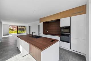 Ce n'est pas tous les jours que nous pouvons vous proposer une maison neuve de 6 chambres comme celle-ci. Sous le toit, une salle d'eau avec douche...