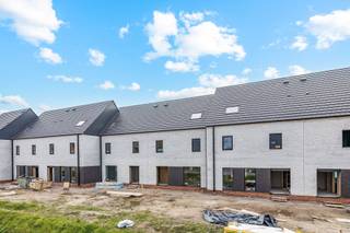 <p><span>In de Vennestraat te Wetteren verrijst een exclusief nieuwbouwproject van 14 zeer moderne eengezinswoningen, ontworpen met oog voor hedendaagse architectuur, comfort en duurzaamheid. </span></p><p><span>Goede verbindingen met de E40, E17 en R4, brengen u snel naar Gent of Brussel. Daarnaast bevinden winkels, scholen, openbaar vervoer, wandel- en fietsroutes zich allemaal op een steenworp.</span></p><p><span> </span></p><p><span>Het project bestaat uit twee residentiële blokken van telkens 7 woningen, met een mooie variatie aan woningtypes. Elke woning beschikt over grote leefruimtes met aansluitend zeer moderne keukens, 3 slaapkamers en een privétuin met terras, aangevuld met praktische tuinbergingen.</span></p><p><span> </span></p><p><span>De site werd slim ingericht met ruime gemeenschappelijke groenzones, wat zorgt voor een open en luchtig woongevoel. Autoluwe paden, een gemeenschappelijk wandelpad en 20 parkeerplaatsen dragen bij aan het comfort en de leefkwaliteit van de bewoners. Daarnaast zijn er ook fietsenstallingen voorzien.</span></p><p><span> </span></p><p><span>Duurzaamheid staat centraal, elke woning biedt een uitstekende energieprestatie (A+) dankzij vloerverwarming via warmtepomp, zonnepanelen en een ventilatiesysteem D.</span></p><p><span> </span></p><p><span>Dit project is ideaal voor wie op zoek is naar modern wooncomfort in een groene, rustige omgeving, zonder in te boeten aan bereikbaarheid en functionaliteit. </span></p><p><span>De oplevering is al voorzien voor najaar 2026. </span></p><p><span> </span></p><p><span>Voor meer informatie contacteer Quinten van Immo Zone op 0485/02.48.04 of per mail quinten@immo-zone.be</span></p><p><span> </span></p>