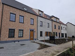 Nieuwbouwappartement te huur in het centrum van Zoerle-Parwijs — modern, ruim en instapklaar. Dit gloednieuwe appartement (2025) van 80 m² op de...