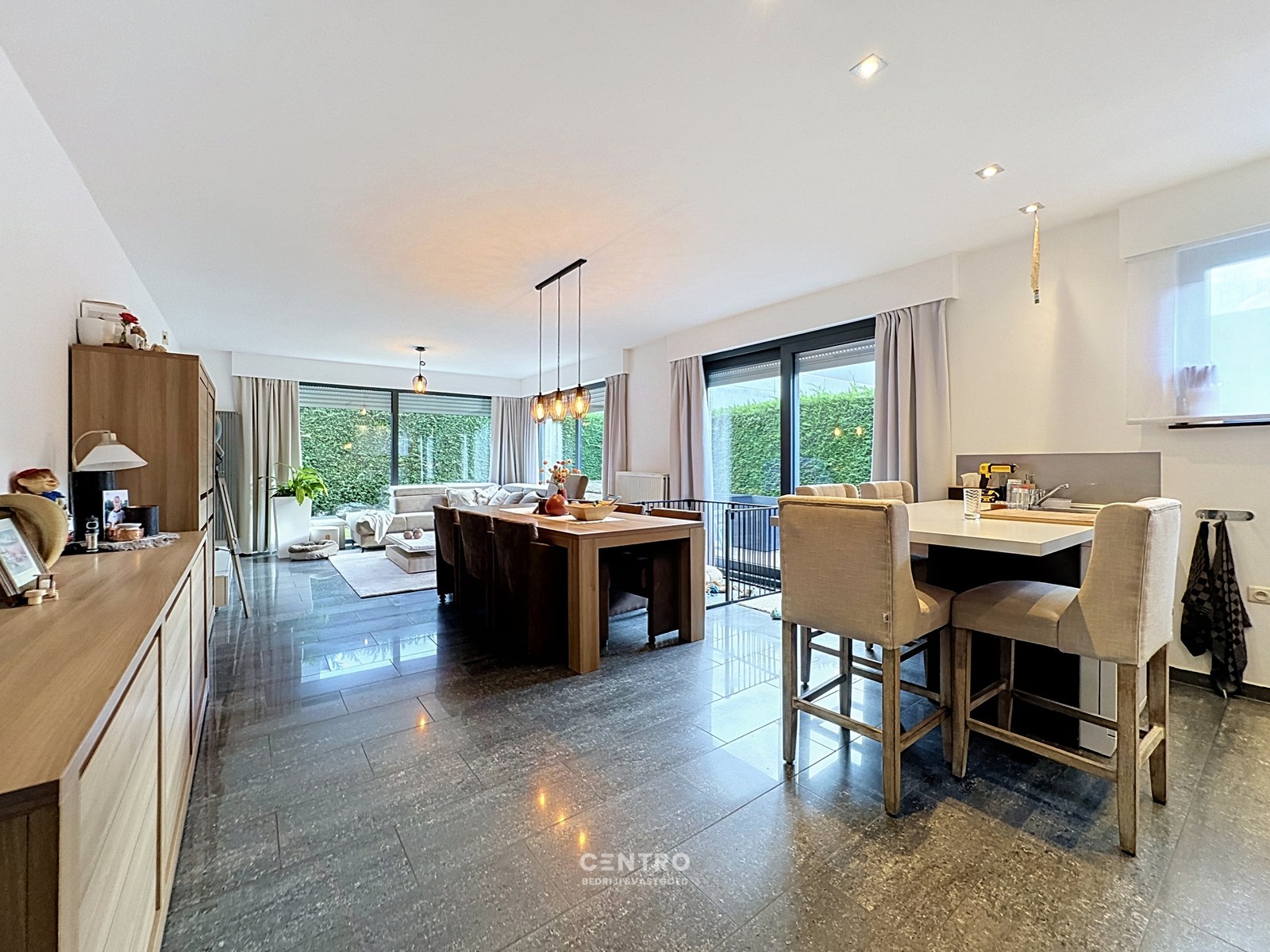 Instapklaar BEDRIJFSGEBOUW bestaande uit een MAGAZIJN (350m2) met geïntegreerde WONING (140m2) op ambachtelijke zone "De Leiteweg" te Oostkamp (Ruddervoorde). - foto 4