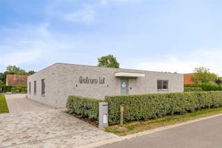 Recente, rustig gelegen laagbouwvilla die momenteel ingericht is en gebruikt wordt als yogacentrum. Deze energiezuinige woning is mits een kleine aanpassing de perfecte bungalow voor wie liever geen trappen meer neemt en gehecht is aan ruimte, licht en comfort. Indeling: ruime inkomhal met vestiaire en toilet, zonnige living met aansluitend een grote ingerichte keuken en berging. Er zijn verder 2 grote slaapkamers, extra toilet en een derde kamer die erop voorzien is om in te richten als badkamer. Buiten is er een mooi aangelegde tuin met een groot, deels overdekt, terras. Er zijn tevens 7 aangelegde parkeerplaatsen. De woning is voorzien van domotica, vloerverwarming/koeling met warmtepomp op basis van geothermie, waterverzachter, zonnepanelen, alarminstallatie, regenwaterput en grondwaterput, kortom volledig futureproof! Door het lage epc is er nog een vrijstelling van de onroerende voorheffing, tevens is er nog 8 jaar garantie op het gebouw.