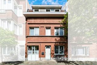 Informatie & bezichtigingen: +32 2 315 51 72Anderlecht - We Invest presenteert deze prachtige eengezinswoning van 180 m² met 4 slaapkamers, een...