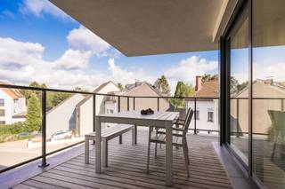 <h2><span>Appartement spacieux et lumineux avec grande terrasse Waterloo</span></h2><p><span>Ce </span><span>spacieux appartement meublé et baigné de lumière</span><span> d'environ </span><span>125 m²</span><span> est situé au </span><span>premier étage</span><span> d'un </span><span>immeuble récent et parfaitement entretenu datant de 2012</span><span>, à la </span><span>Drève de lInfante 19 à Waterloo</span><span>. Il offre une combinaison idéale de confort, de qualité et d'un </span><span>emplacement stratégique</span><span>, </span><span>juste en face de la gare de Waterloo</span><span> et à proximité immédiate de toutes les commodités ainsi que des principaux axes routiers vers Bruxelles, ce qui en fait un bien particulièrement attractif pour les navetteurs.</span></p><p><span>Dès l'entrée, le hall mène à un </span><span>vaste séjour lumineux avec espace salle à manger</span><span>, où les grandes baies vitrées apportent une belle luminosité et une agréable sensation d'ouverture. Le séjour donne un accès direct à la </span><span>magnifique terrasse de 20 m²</span><span>, idéale pour profiter de moments de détente en toute tranquillité. La </span><span>cuisine entièrement équipée</span><span> s'intègre harmonieusement à l'espace de vie et offre également un accès à la terrasse, renforçant le confort au quotidien.</span></p><p><span>Le hall de nuit dessert </span><span>deux chambres confortables</span><span>, la </span><span>salle de bain</span><span>, un </span><span>débarras pratique</span><span> ainsi qu'une </span><span>buanderie séparée</span><span>, équipée dune machine à laver et d'un sèche-linge. Une </span><span>cave privative</span><span> complète le bien et offre un espace de rangement supplémentaire.</span></p><p><span>L'appartement est doté d'un </span><span>parquet en bois massif</span><span> et de </span><span>châssis à double vitrage</span><span>, garantissant un excellent confort thermique et acoustique. Il bénéficie d'un </span><span>PEB favorable B 112</span><span> et d'une </span><span>installation électrique conforme</span><span>.</span></p><p><span>Un </span><span>emplacement de parking couvert</span><span> est à acquérir obligatoirement au prix de </span><span>28.000 €</span><span>.</span></p><p><span>Un appartement </span><span>clé en main</span><span>, alliant </span><span>espace, luminosité, qualité et accessibilité</span><span>, idéal tant pour une occupation personnelle que pour un investissement pérenne.</span></p>