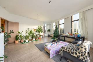 <p>Bezoek mogelijk na aanmaken huurdersprofiel via https://mijnhuurprofiel.be/property/84865eb6-21a5-43f5-aeb6-3d82ed6315af</p><p><br /></p><p><strong>Zurenborg biedt een unieke balans tussen de levendige energie van het stadsleven en de serene rust van een groene omgeving. Het is de ideale plek voor wie graag midden in het bruisende horecaleven staat, maar toch thuiskomt in een oase van ontspanning. </strong>Het appartement is gelegen op de tweede verdieping van een kleinschalig hoekgebouw. In de directe omgeving geniet je van vlotte verbindingen, buurtwinkels, scholen en andere voorzieningen. De Dageraadplaats ligt om de hoek, met tal van restaurants.</p><p><br /></p><p>Het appartement bestaat uit een inkomhal, een lichtrijke woonkamer die dankzij de grote raampartijen een open sfeer creëert, een keuken, 2 ruime slaapkamers, een badkamer met ligbad en douche en een praktische berging.</p><p><br /></p><p><strong>Troeven</strong>: goede ligging in levendige wijk - vlotte bereikbaarheid - mooie lichtinval.</p>