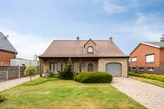 <p>Deze instapklare woning, gelegen in Begijnendijk, biedt heel wat ruimte en een praktische indeling. De woning beschikte over een EPC B en is bovendien uitgerust met zonnepanelen, een mooie troef die bijdraagt aan een nog lager energieverbruik.<br /><br />Op het gelijkvloers geeft de inkomhal toegang tot de ruime en lichtrijke leefruimte, die aansluit op de keuken. In de leefruimte zorgt een pelletkachel voor extra warmte en gezelligheid. Verder bevinden zich hier één slaapkamer, een badkamer, een garage en een praktische wasplaats met opbergkasten.<br /><br />De eerste verdieping beschikt over nog eens twee volwaardige slaapkamers, een tweede badkamer en nog een derde kamer die momenteel als bureau gebruikt wordt.<br /><br />Buiten geniet je van een aangename zonnige tuin, met een deels overdekt terras. Het aanwezige bijgebouw zorgt bovendien voor extra opbergruimte.<br /><br />Een instapklare gezinswoning met ruimte, comfort en een ruime tuin!<br /><br />Interesse? Plan dan nu je bezoek ter plaatse via ellen@sophimo.be of 0497/86 72 51</p>