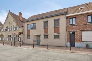 <strong>Gezellig gelijkvloers appartement met 2 slaapkamers, aangenaam terras, tuin en achterliggende niet-overdekte staanplaats. EPC-label B – watertoets A/A.</strong><br /><br />Dit aangename gelijkvloers appartement is gelegen in Perk, een deelgemeente van Steenokkerzeel, en beschikt over een inkomhal, apart toilet, woonkamer met open keuken en toegang tot de tuin, nachthal, 2 slaapkamers en een badkamer.<br /><br />Aan de achterzijde van het appartement bevindt zich een ruim terras met aansluitende tuin. Achteraan de tuin is er een toegang tot de niet-overdekte autostaanplaats, die bereikbaar is via de Lutgardisstraat.<br /><br />Het appartement dateert van 2011 en is onmiddellijk beschikbaar bij akte.<br /><br />Dankzij de uitstekende ligging bevinden onder andere autosnelwegen, winkels, scholen en restaurants zich in de nabije omgeving.<br /><br />Interesse? Mail naar laurens@immogve.be of bel naar 0496 07 89 48.
