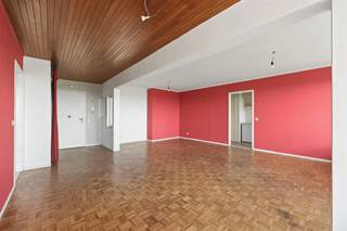 <p><span>Op zoek naar een ruim appartement met een prachtig uitzicht én mogelijkheden om er helemaal je eigen plek van te maken? Dan is dit appartement op de 16de verdieping iets voor jou! Je krijgt er een grote, lichtrijke leefruimte, een slaapkamer, een heerlijk terras van 14 m² en een gunstig EPC B bij. Bovendien woon je hier vlakbij het Rivierenhof, met winkels en openbaar vervoer voor de deur.</span></p><p><span> </span></p><p><span>Met de lift zoef je naar de 16de verdieping, waar je het appartement binnenstapt in de inkomhal met een handige ingemaakte vestiairekast. Van hieruit wandel je door naar de grote leefruimte, waar meteen het prachtige uitzicht en de overvloed aan licht opvallen.</span></p><p><span> </span></p><p><span>Riante leefruimte met een uitzicht om bij weg te dromen</span></p><p><span>De woonkamer is met haar ca. 40 m² lekker ruim en heeft een mooie, doorlopende blokjesparket die voor een warme toets zorgt. Dankzij de grote raampartijen geniet je hier van heel wat natuurlijk licht en een indrukwekkend panorama over de groene omgeving. Plaats genoeg voor een grote zithoek, een gezellige eettafel én eventueel nog een bureauhoek. De houten plafondbekleding geeft een deel van de ruimte bovendien een leuke retrotoets. Oorspronkelijk telde het appartement twee slaapkamers, maar door één kamer bij de leefruimte te betrekken, werd die een pak groter. Wil je liever opnieuw twee slaapkamers? Dan kun je de oorspronkelijke indeling herstellen.</span></p><p><span>Links van de woonkamer vind je de aparte keuken, die aan vernieuwing toe is. Ze heeft een tegelvloer, beige keukenkasten, een dubbele spoelbak, koelkast en een fornuis met kookvuur en oven. Ook hier heb je een groot raam met een fantastisch uitzicht. Een ideale plek om op termijn een nieuwe keuken naar eigen smaak te installeren.</span></p><p><span> </span></p><p><span>Wakker worden met een panoramisch uitzicht</span></p><p><span>De slaapkamer ligt naast de leefruimte en heeft dezelfde warme blokjesparket. Ook hier zorgen de grote ramen voor veel licht en een prachtig zicht op het groen. Via de glazen deur stap je bovendien rechtstreeks het terras op. En dat terras is met zijn 14 m² een absolute troef! Het strekt zich uit over de volledige breedte van het appartement en is zowel vanuit de woonkamer als vanuit de slaapkamer toegankelijk. Een zalige plek om een gezellig zithoekje in te richten, wat planten te zetten en op grote hoogte te genieten van het weidse uitzicht.</span></p><p><span>De badkamer is, net als de keuken, wat gedateerd en heeft een ligbad met douche, een wit lavabomeubel met lades en een spiegelkast. Het toilet bevindt zich apart in de gang. Verder is er nog een handige berging in het appartement en een privékelderberging.</span></p><p><span> </span></p><p><span>Groen, winkels en openbaar vervoer vlakbij</span></p><p><span>Je woont hier op een centrale locatie aan de Turnhoutsebaan in Borgerhout, net buiten de stad en vlakbij Deurne-Zuid. Met het prachtige Rivierenhof en Park Groot Schijn in de buurt heb je heel wat groen binnen handbereik. Ideaal om te wandelen, joggen, fietsen of gewoon even uit te waaien. Ook op praktisch vlak zit je hier goed: winkels, supermarkten en andere voorzieningen zijn vlakbij en de tram stopt pal voor de deur. Met de Ring en verschillende grote invalswegen in de buurt ben je bovendien vlot onderweg, zowel richting Antwerpen-centrum als buiten de stad.</span></p><p><span> </span></p><p><span> </span></p>