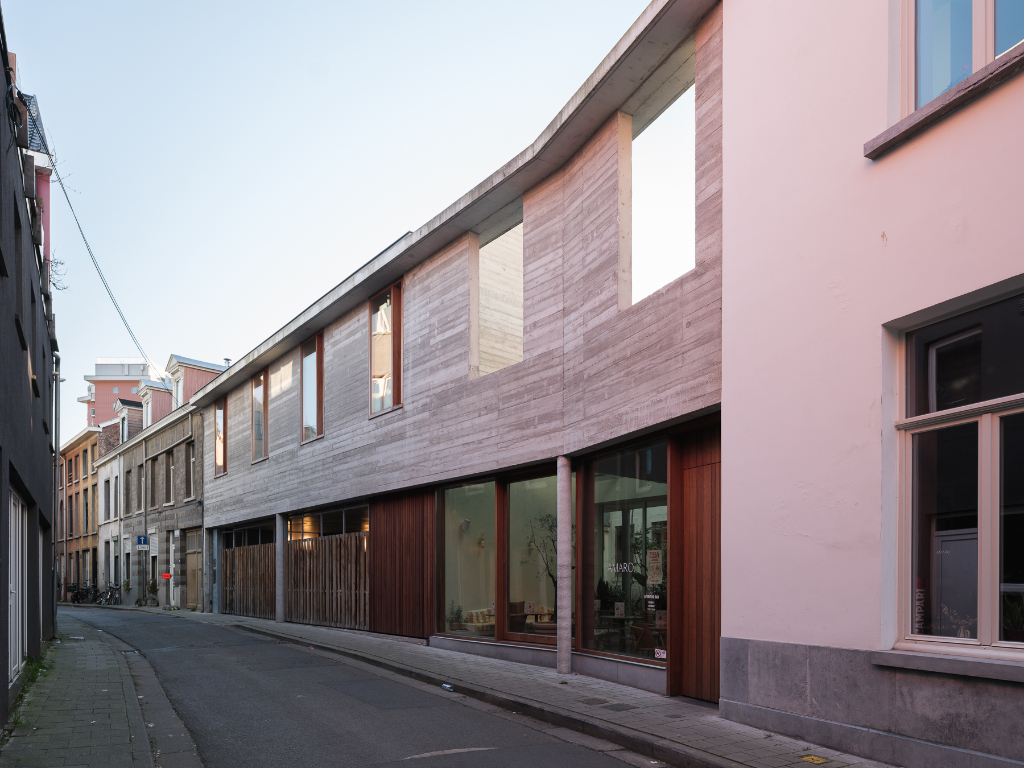 Duplexappartement met twee terrassen naar ontwerp van Marie-Josée Van Hee. - photo 4