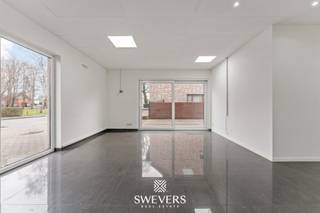 Interesse? Meer informatie op www.SWEVERS.be. - Dit verzorgde handelspand op het gelijkvloers, gelegen in de Rode Kruisstraat 2 in Heusden-Zolder, combineert een strategische ligging met rust en comfort. Het pand dateert van 2006, verkeert in goede staat en is dankzij zijn neutrale uitstraling geschikt voor diverse commerciële activiteiten.<br /><br />Met een bruikbare oppervlakte van ca. 120 m² biedt het voldoende ruimte en flexibiliteit, aangevuld met een praktische keuken van 12,6 m². Het pand is uitgerust met alarm, rookdetectoren, internetaansluiting en een lift, wat zorgt voor veiligheid en gebruiksgemak.<br /><br />De locatie is uitstekend bereikbaar: openbaar vervoer op 150 meter, nabij scholen, winkels en horeca, en vlotte aansluiting op de snelweg op 3,5 km. Ondanks de centrale ligging bevindt het pand zich in een rustige straat met voldoende gratis parkeergelegenheid.<br /><br />Dankzij het gunstige EPC-label blijven de energiekosten beperkt. Het handelspand is onmiddellijk beschikbaar en vormt een ideale uitvalsbasis voor ondernemers die snel en professioneel willen starten in Heusden-Zolder. Bel ons vandaag nog voor een persoonlijke rondleiding. Wij van Swevers Real Estate helpen je maar al te graag verder. tel. 011 255 155. Bron bewoonbare oppervlakte: EPC-verslag.
