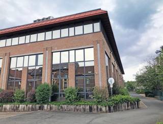 Office space of 932 m² for rentStrategically located just 250 meters from exit 18 of the Brussels Ring (R0), this building enjoys an excellent...