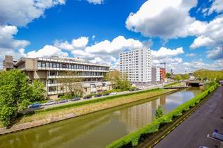 OPGELET: om dit pand te huren of bezichtigen vragen wij steeds eerst een virtueel bezoek te brengen aan het pand. Ga hiervoor naar www.rosseel.be en vul de referentie XE05 in in het veld ‘zoek’ bovenaan rechts. Kies dan ‘360°’. De website helpt je nu verder voor de volgende stappen.<br /><br />Deze ongemeubelde studio is gelegen op de derde verdieping en kent een oppervlakte van 32m². Bij het betreden van de studio komt u in de keuken (voorzien van toestellen en ingemaakte kasten), leefruimte/slaapkamer met prachtig zicht op de Leie en de badkamer (voorzien van ligbad en lavabo). Deze studio kent een uiterst gunstige liggen, op wandelafstand van centrum Gent en Gent Sint-Pieters. Deze is onmiddellijk beschikbaar. Bij de huurprijs komen er 50 € kosten voor gemeenschap en water.