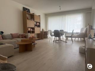 <h3><span>Instapklaar 2-slaapkamerappartement met terras</span></h3><p><span>Instapklaar </span><span>2-slaapkamerappartement op de eerste verdieping</span><span> van een kleinschalig gebouw, voorzien van een aangenaam terras.</span></p><p><span>Het appartement is gelegen in een </span><span>rustige straat</span><span>, op korte afstand van diverse buurtwinkels. Dankzij de vlotte verbindingen zijn </span><span>Antwerpen, Brussel en Mechelen</span><span> gemakkelijk bereikbaar.</span></p><p><span>Indeling:</span></p><ul><li><span>Ruime en lichtrijke living</span></li><li><span>Volledig geïnstalleerde open keuken met toestellen</span></li><li><span>Terras</span></li><li><span>Badkamer met ligbad, lavabomeubel en aansluiting voor een wasmachine</span></li><li><span>2 slaapkamers</span></li><li><span>Apart toilet</span></li></ul><p><span>De </span><span>gemeenschappelijke kosten bedragen 60 per maand</span><span>, inclusief het onderhoud van het gebouw en het water.</span></p>